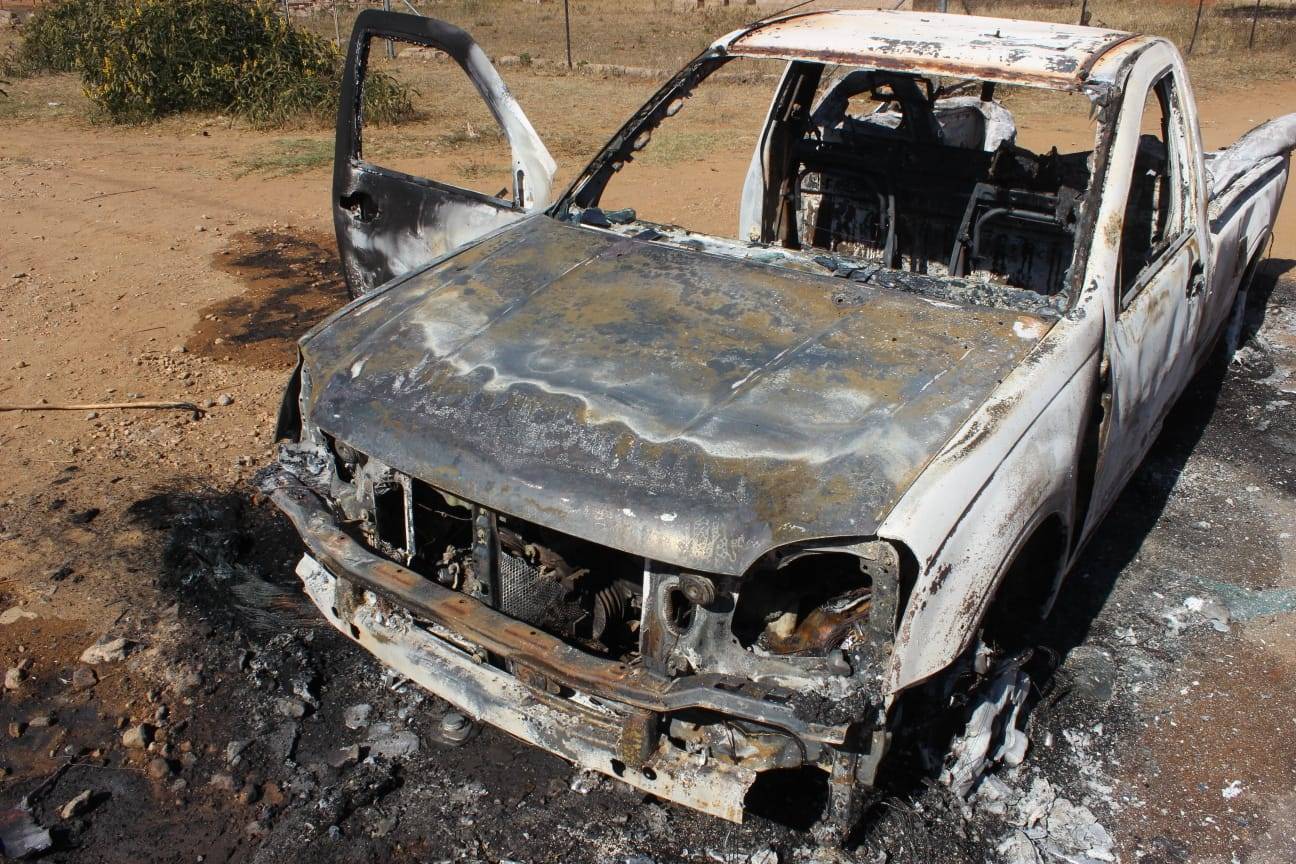 Die bakkie van ’n slagoffer wat in ’n boendoehof-voorval aan die brand gesteek is. Foto: Suid-Afrikaanse Polisiediens