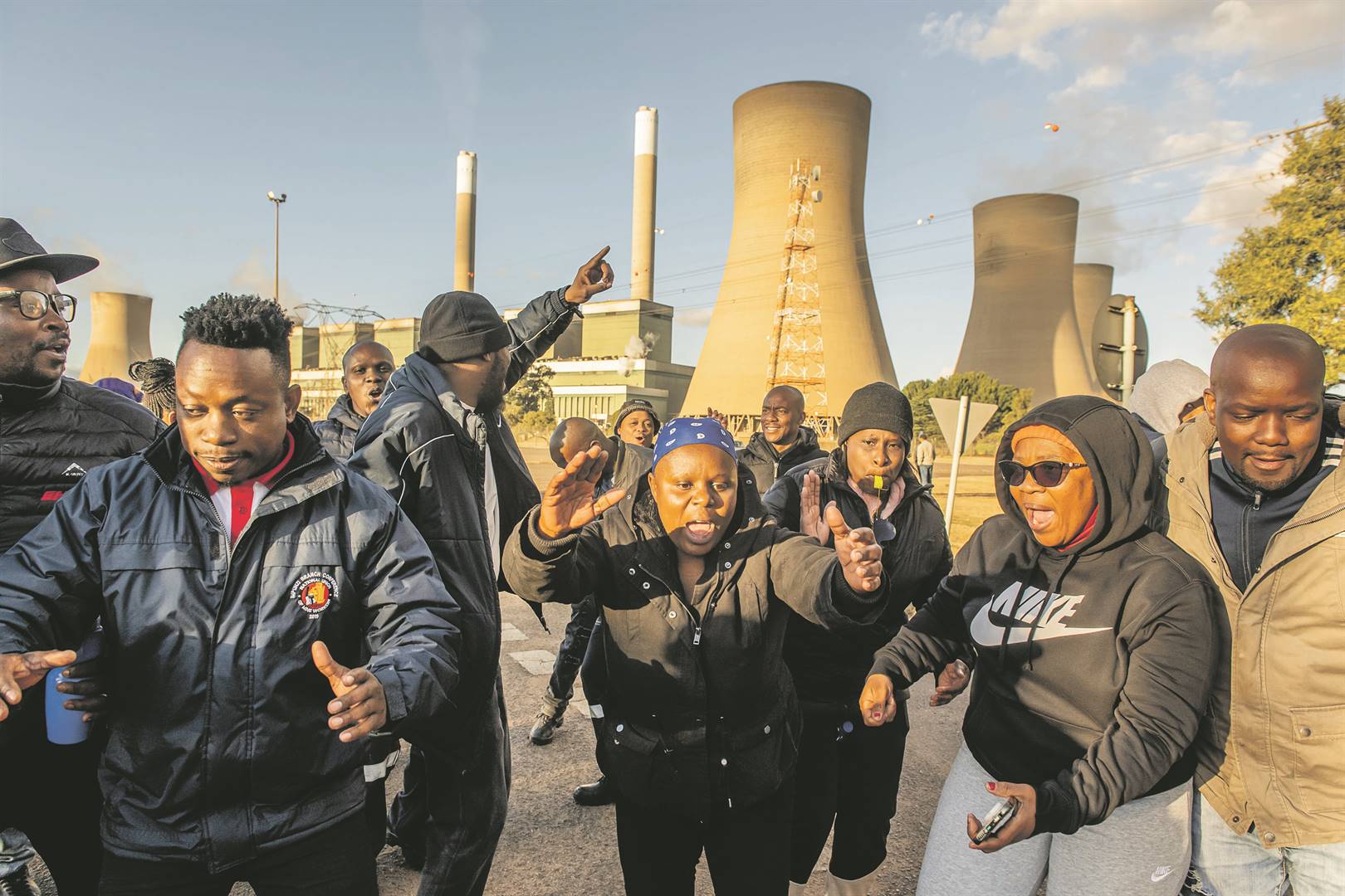 Ontstoke lede van die National Union of Mineworkers (NUM) Dinsdagmiddag besig om te betoog vir hoër lone by die ingang van die Duvha-kragstasie in Mpumalanga. Foto: Deon Raath