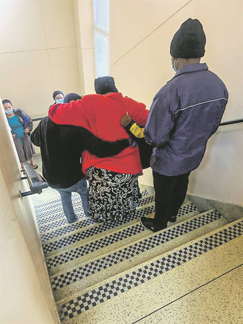 ’n Bejaarde pasiënt word by die trappe afgehelp in die Robert Mangaliso Sobukwe-hospitaal in Kimberley omdat die hysbakke gereeld buite werking is. 