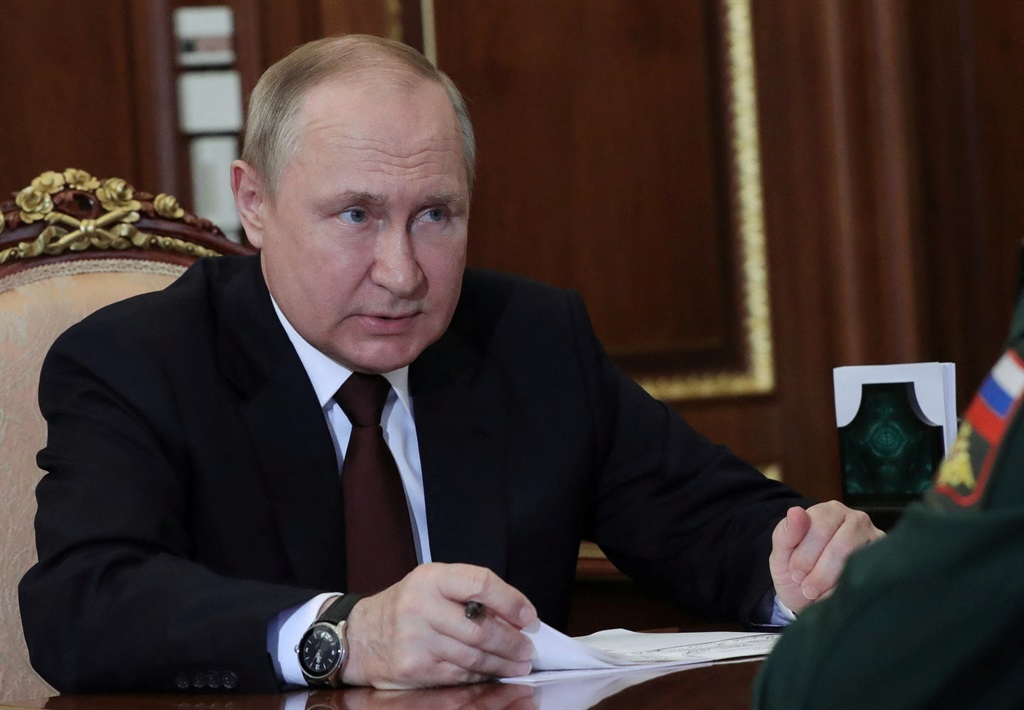 Pres. Wladimir Poetin van Rusland Maandag in gesprek met sy minister van verdediging Sergei Shoigu in Moskou. Foto: Sputnik / Mikhail Klimentyev / Kremlin via Reuters