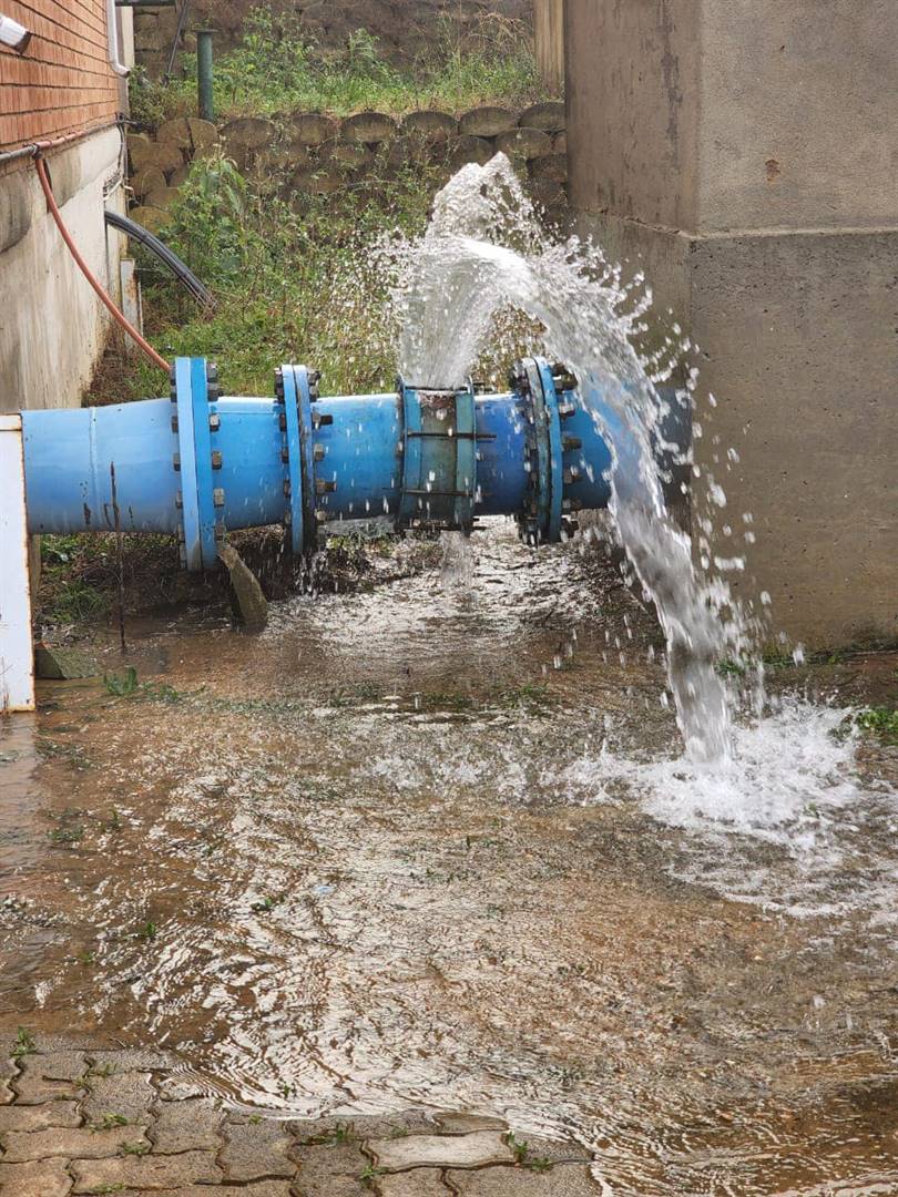 Duisende liter water spuit uit dié lekkasie in Piet Retief. Foto: Mkhondo-munisipaliteit