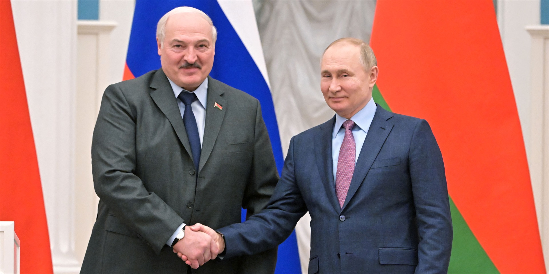 Rusya Devlet Başkanı Vladimir Putin (sağda) el sıkışıyor