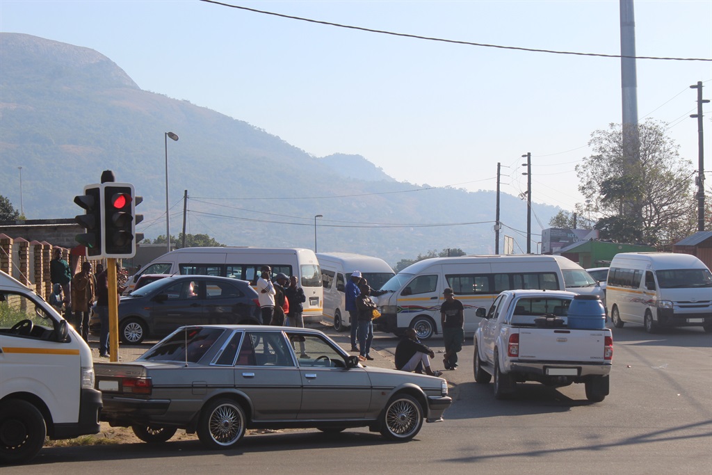 Photo: Taxi drivers in KaBokweni barricaded roads with taxis calling for the government to reconsider their decision of increasing petrol prices. 
Photo: Bulelwa Ginindza 
