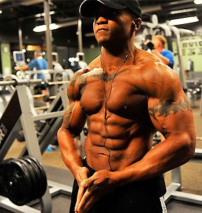 A bodybuilder in the gym. Source: Pixabay