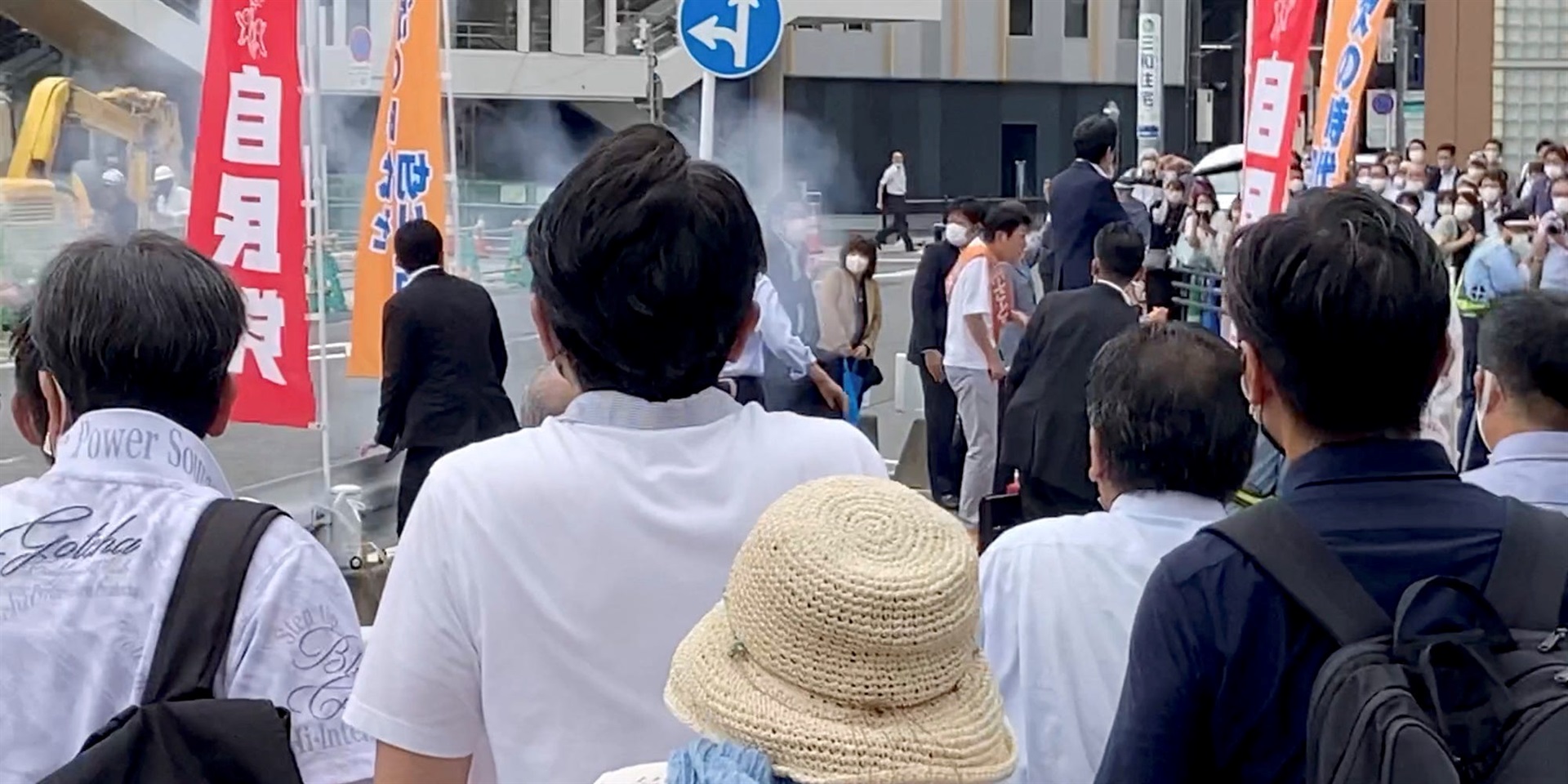 Videolar, Shinzo Abe'nin suikasttan önce küçük güvenlik anlarıyla yanında duran şüpheliyi vurduğunu gösteriyor