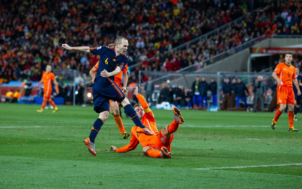 Andres Iniesta of Spain scores the winning goal despite the attention of Rafael Van Der Vaart of Netherlands during the World Cup Final match between Spain (1) and Netherlands (0) at the FNB Stadium on July 11, 2010. Photo: Simon Bruty/Anychance/Getty Images