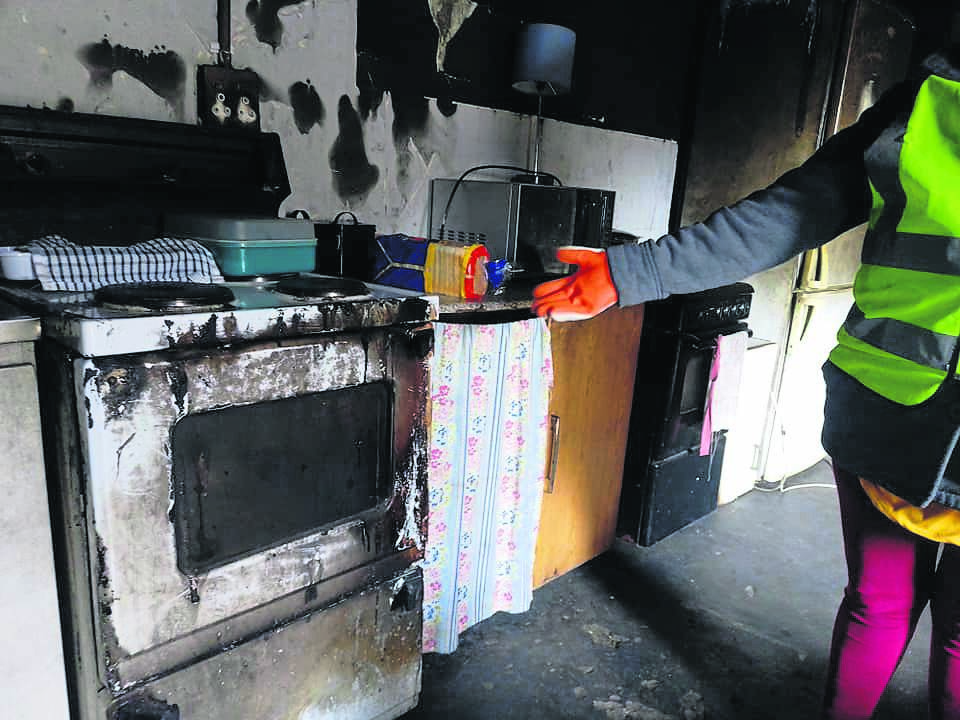 ‘No puedo vivir en esta situación’: Familia no tuvo más remedio que vivir en casa destruida por incendio