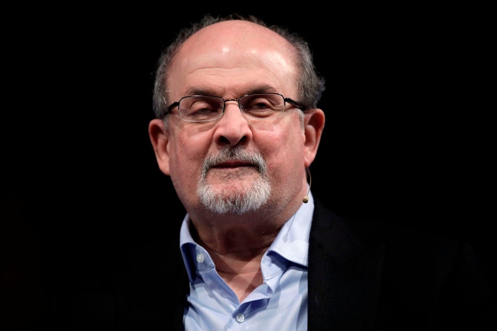 Salman Rushdie apaga el ventilador y habla un día después del apuñalamiento