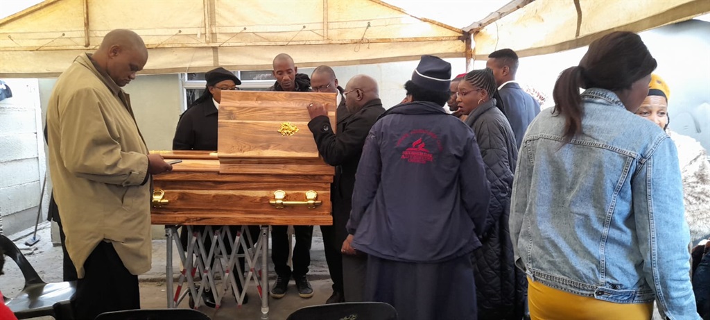 Family members and mourners were shocked when they discovered that it wasn't Lelam Betiwe's body in the coffin. Photos by Lulekwa Mbadamane