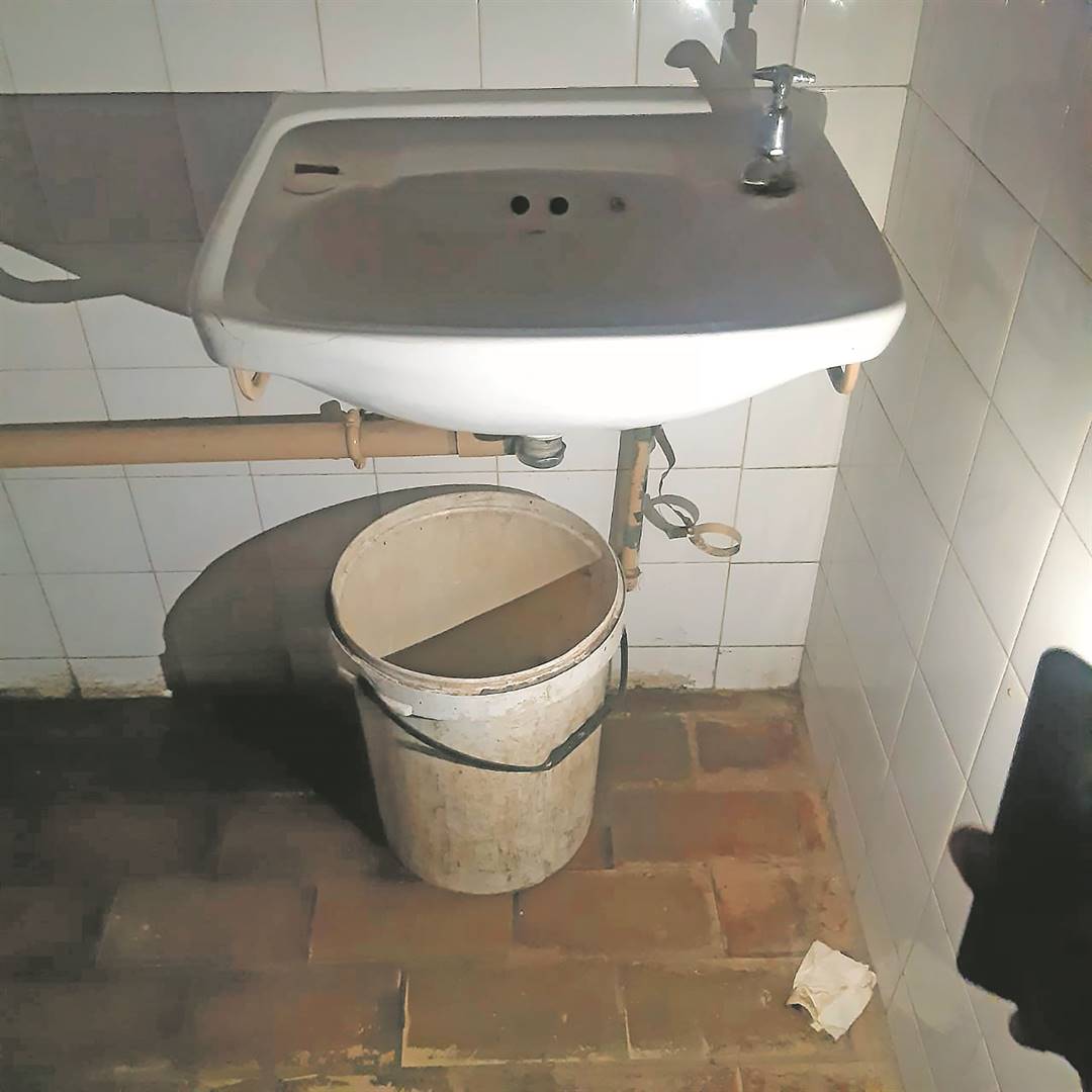 Roodepoort cop shop apparently has no running water. 