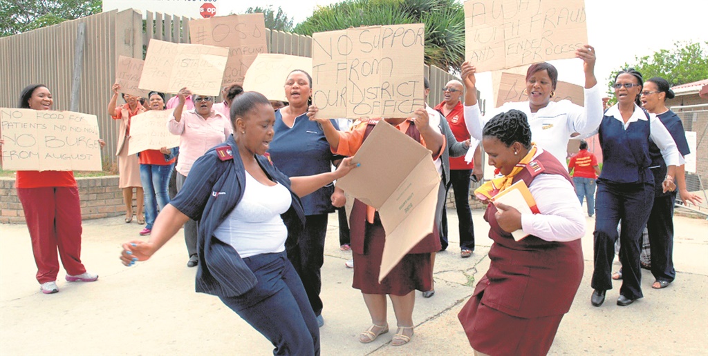 Nurses protest outside Empilweni TB Hospital in Port Elizabeth.  Photo by Chris Qwazi 