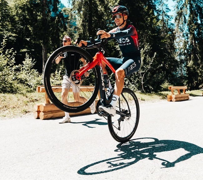 Pidcock possesses incredible bike handling skills, enabling him to take bigger risk, than other riders in the peloton. (Photo: Ineos Grenadiers)