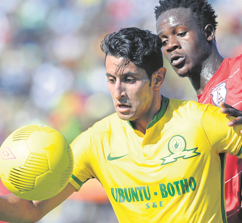 Sundowns’ Leonardo Castro is challenged by Justice Chabalala of Free State Stars during their match yesterday.    Photo by BackpagePix 