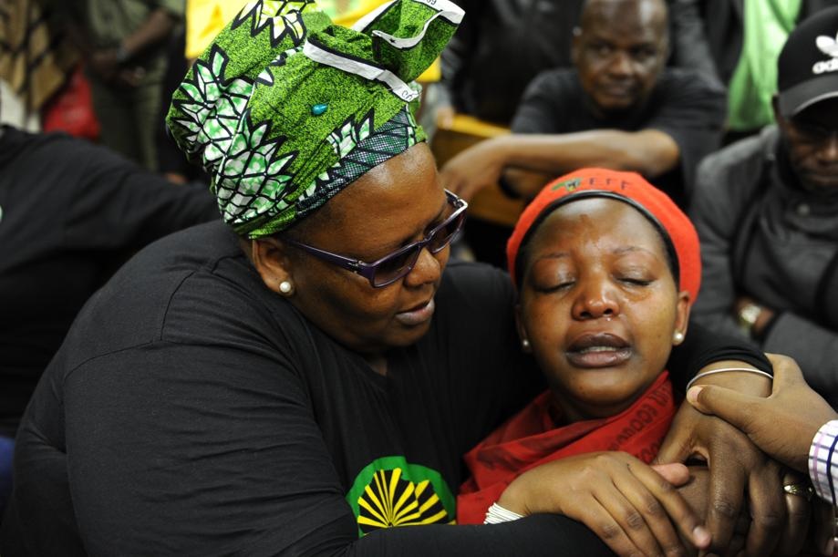 MUM’S COMFORT: Kenny Motsamai’s wife Mantombi Magagula consoles her daughter, Busi. 
INSET: Kenny Motsamai. Photo by Jabu Kumalo
