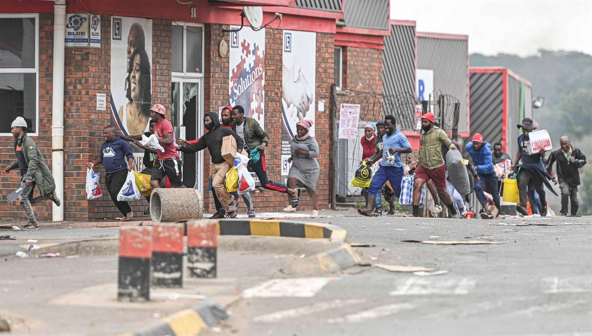 Verlede jaar se onluste in KwaZulu-Natal het volgens die Menseregtekommissie bygedra tot die getal hulpbehoewende mense in die land.  Foto: Mlungisi Louw