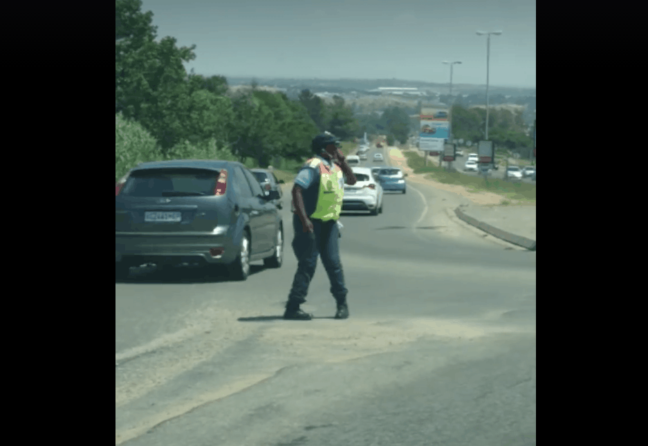 <b>THIS DANCING COP:</b> A South African female traffic officer has put a smile on our faces and many other motorists following a video of her dancing while directing traffic went viral.  <i>Image: Facebook</i>