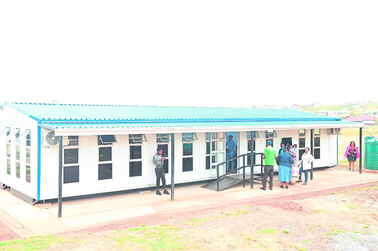 The Department of Sport, Recreation, Arts and Culture have spent over R100 million to build and refurbish six libraries in marginalised communities in the Eastern Cape over the last five years. This was confirmed by the spokesperson for the MEC of the Department of Sport, Recreation, Arts and Culture, Athule Joka, during the handing over of Zingcuka Modular Library in Tsolo, that will serve all the surrounding schools and communities in that area. Pictured are community members and learners from Zingcuka Village in Tsolo who will now get information from this library. Read more about the library on page 3.                                                                                                        PHOTO:SUPPLIED