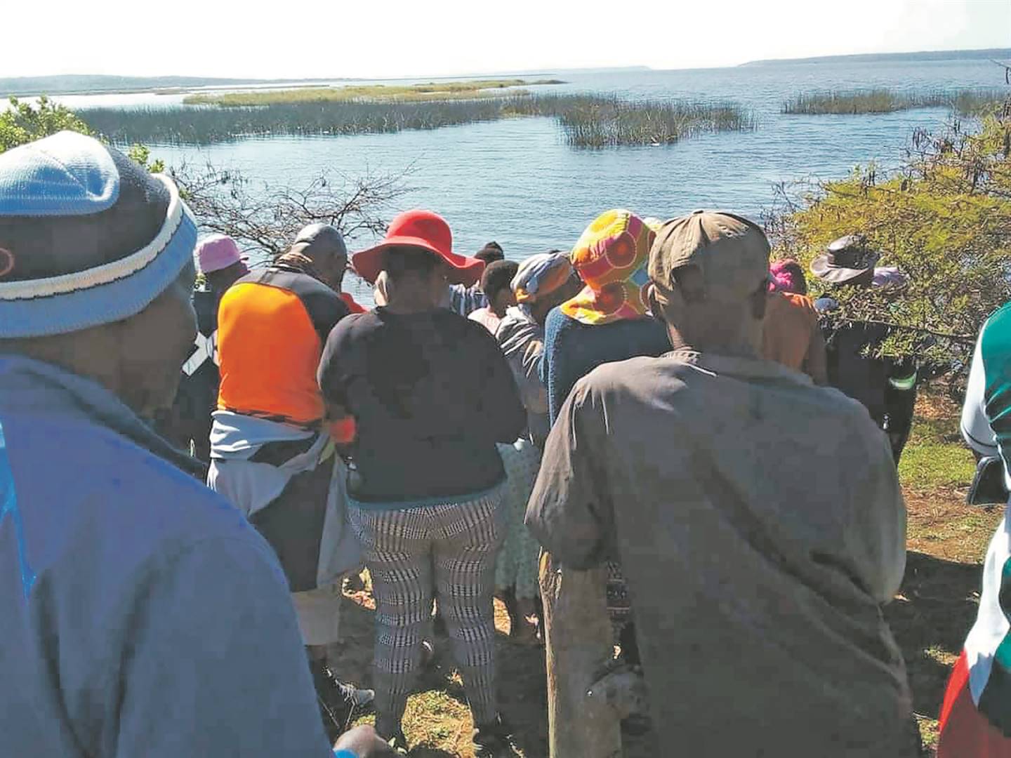 Residents looking on as cops search (inset) for Hlengiwe Kubheka’s body at Nkundusi Dam.