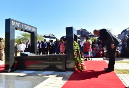 Presdient Jacob Zuma lays a wreath on the tomb of the Black Consciousness leader Steve Biko. Picture: Twitter