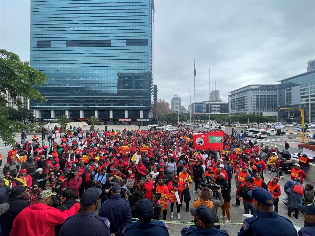 Cosatu members demand Cape Town mayor Geordin Hill-Lewis to come and address them. Photo: News 24/ Marvin Charles