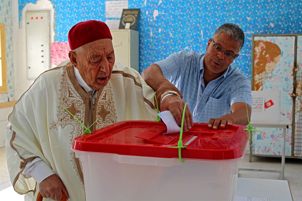 Tunisia mendukung konstitusi baru, tetapi dengan jumlah pemilih yang rendah