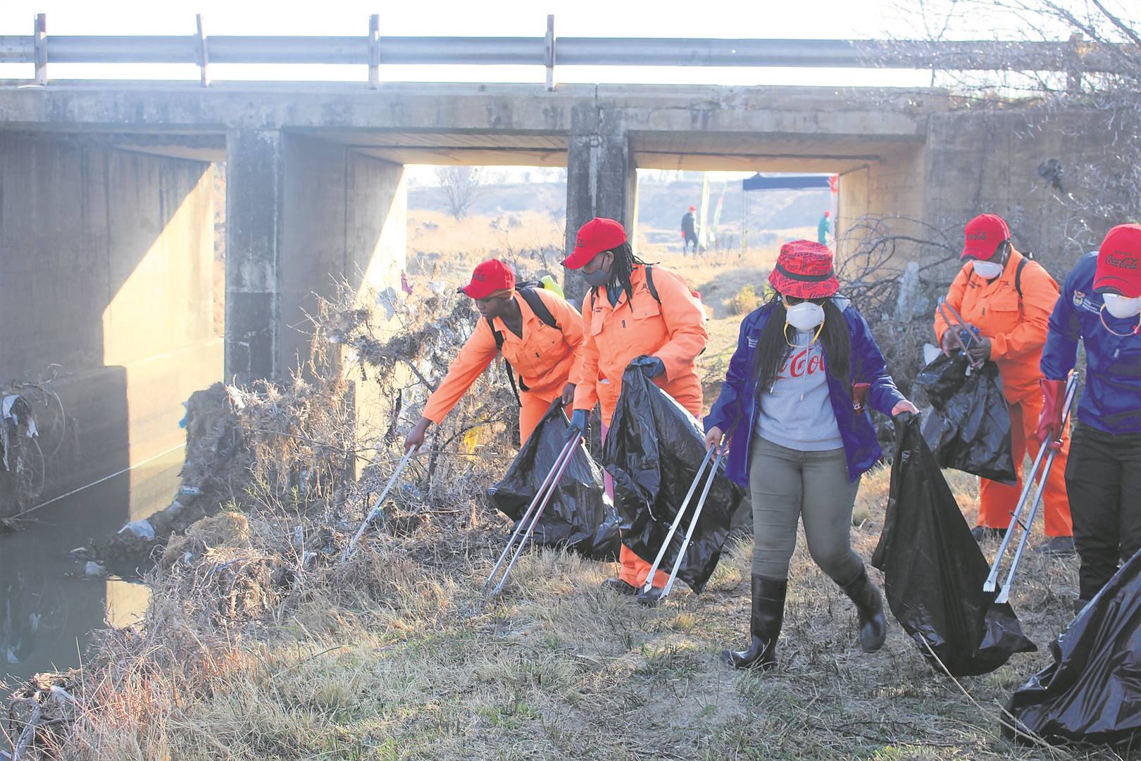 A team of volunteers of the Mangaung Metro Municipality, including employees of Coca-Cola Beverages South Africa, cleaning the Renoster River at Bloemfontein on 18 July. This was a activity of the nationwide Clear Rivers Campaign, organised to coincide with the campaign of dedicating 67 minutes to honouring Nelson Mandela’s legacy of building a prosperous South Africa. 