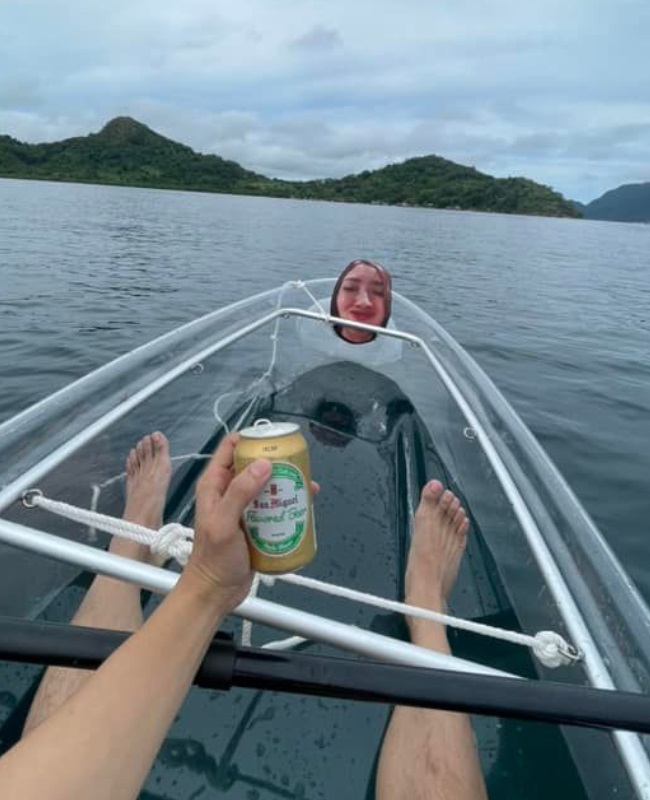 Kayaking and enjoying a beer together. (PHOTO: Fac