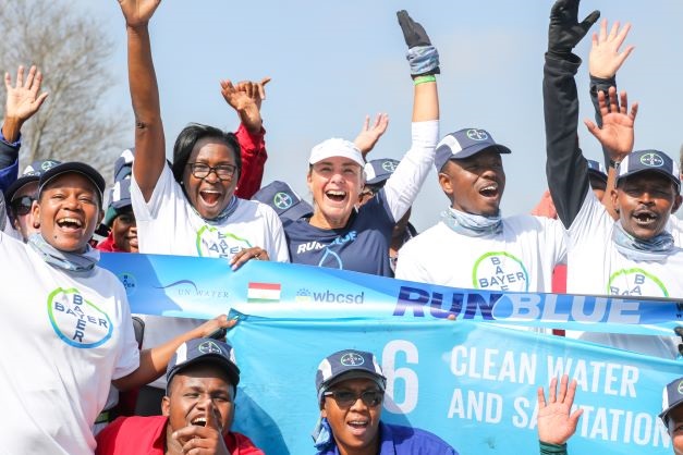 Me. Mina Guli (middel) het Maandag haar eerste Suid-Afrikaanse marathon vir die Run Blue-veldtog in Nigel, Gauteng voltooi. Foto: Verskaf