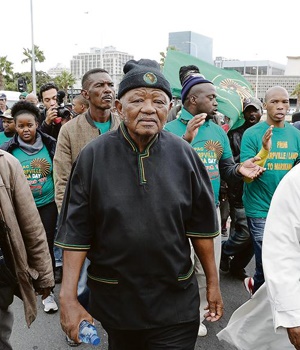Former PAC leader Philip Kgosana (centre) retraces his historic 1960 anti-pass march in Cape Town last month

PHOTO: Nasief
Manie
