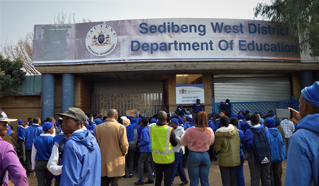 Botebotsebo secondary school learners marched to Sebokeng Eskom offices and department of education. Photo by Tumelo Mofokeng