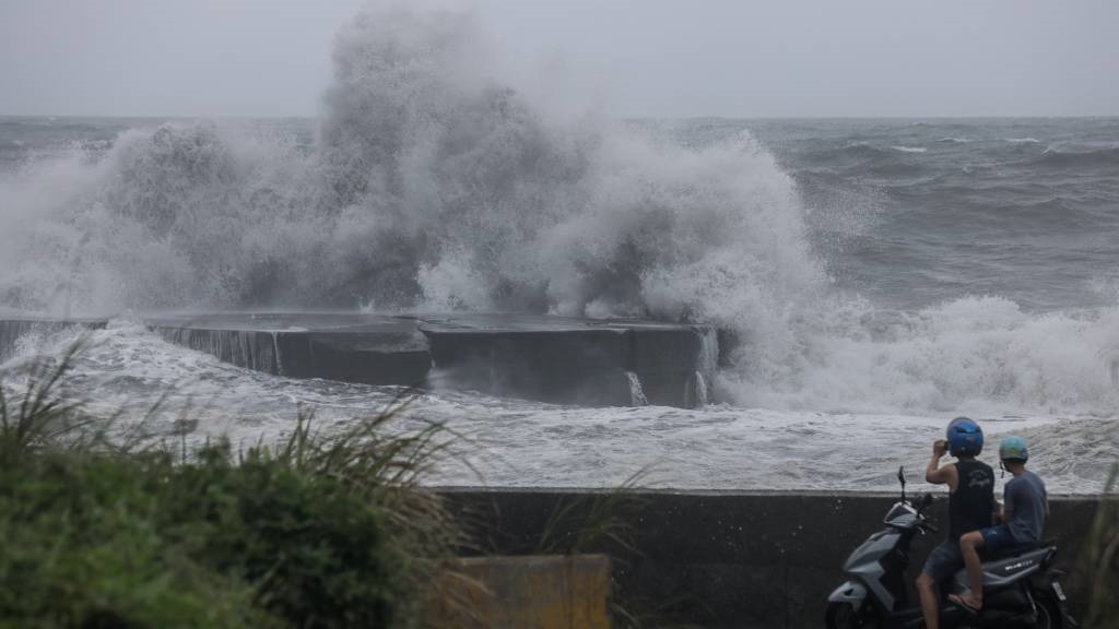 People watch huge waves in Yilan as Typhoon Haikui