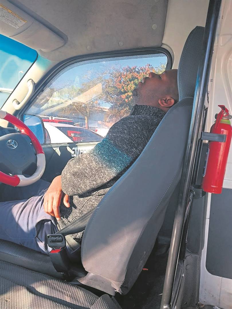 Die taxi-bestuurder was na bewering so dronk dat hy ná die ongeluk in die taxi aan die slaap geraak het.
