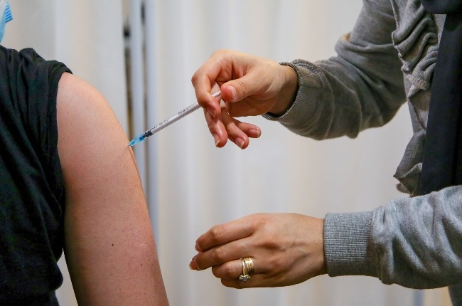 While many South Africans have received their vaccinations, a lot still need to get their booster jabs.  (PHOTO: Gallo Images/ Getty Images)