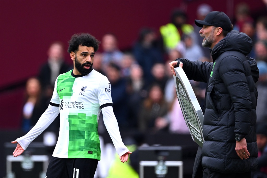 Liverpool striker Mohamed Salah appears to be arguing with his coach, Jürgen Klopp.