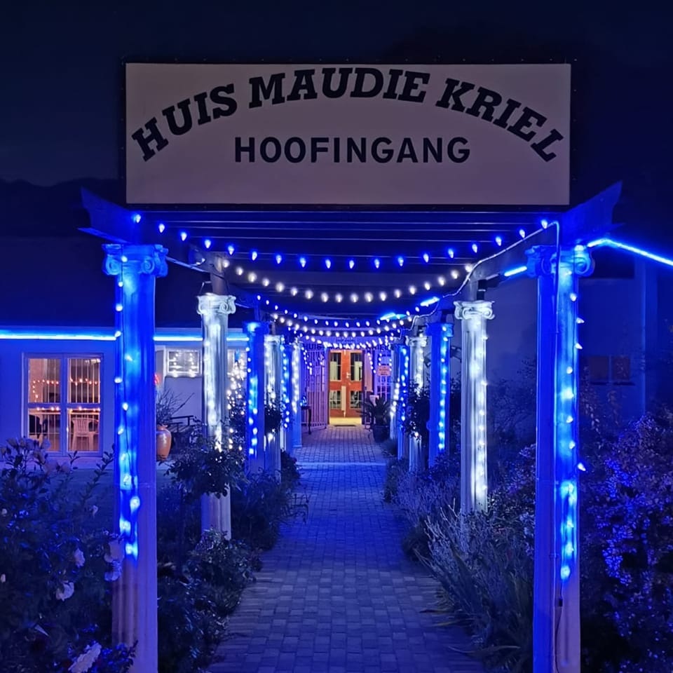 Huis Maudie Kriel lit up entrance