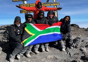 Groep SA vroue vier Vrouedag op spits van Kilimandjaro