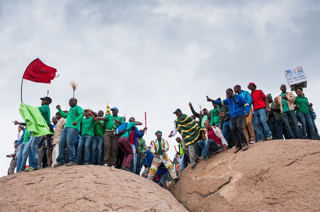 Mense herdenk die Marikana-slagting van Augustus 2012 in Rustenburg. Die polisie het 34 mynwerkers doodgeskiet tydens 'n betoging oor lone. Foto: Gallo Images 