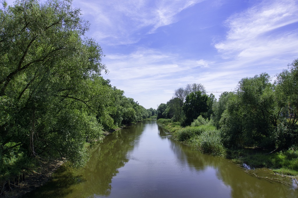 Le fleuve Oder coule vers la Pologne et l'Allemagne.