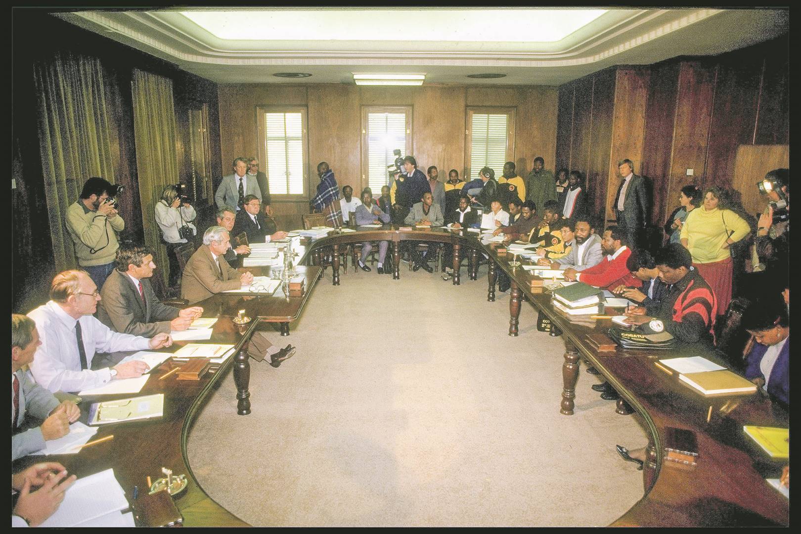 Cyril Ramaphosa, James Mahlatsi en NUM-lede saam met Anglo American-verteenwoordigers tydens die 1987-mynwerkerstaking. Foto: Getty Images 