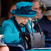 SPESIAAL | In woord en beeld: Koningin se handsak altyd aan haar arm 