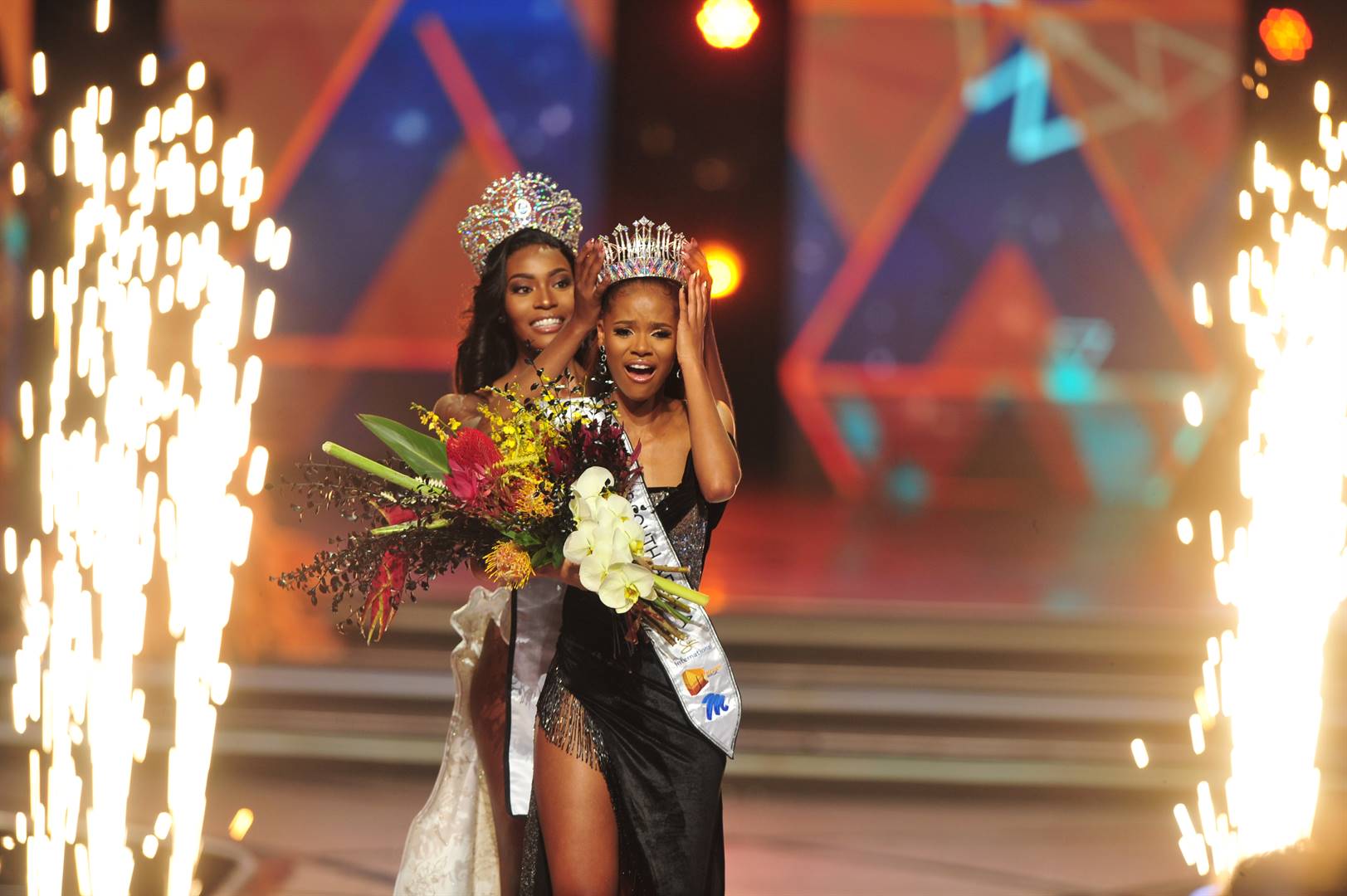 Miss Supranational and last year’s Miss SA Lalela Mswane crowns Limpopo-born Ndavi Nokeri as the new Miss SA. Photo: Rosetta Msimango