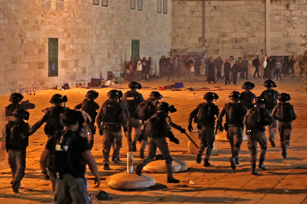 Israeli security forces advance on Palestinians