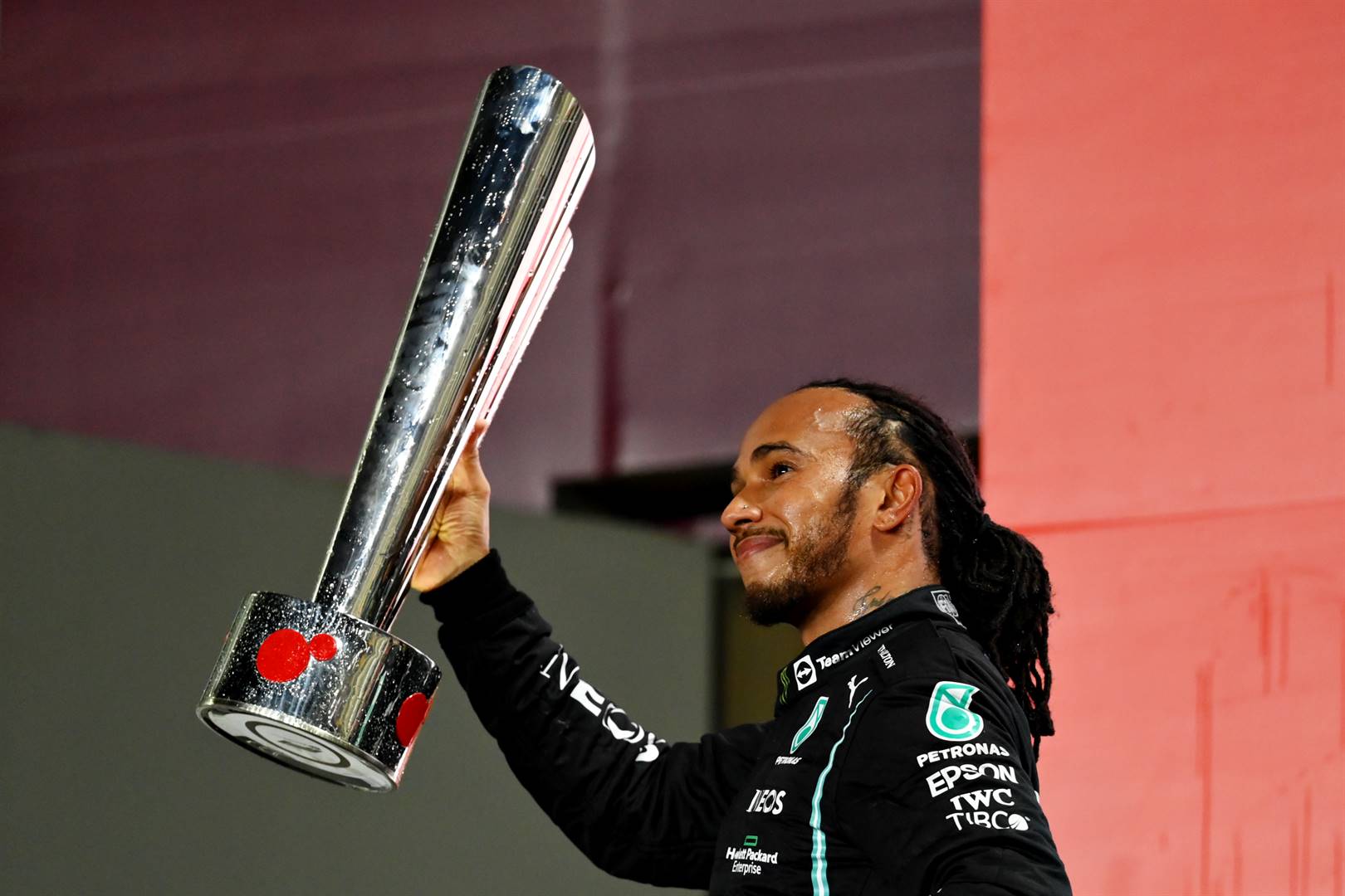 Die Mercedes-jaer Lewis Hamilton spog Sondag met sy trofee ná sy oorwinning in die Katarse Grand Prix. Foto: Getty Images