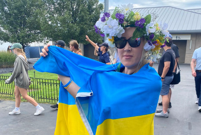 Die toeskouer, genaamd Lola, se Oekraïense vlag was glo te groot vir die toernooi nadat ’n Russiese speler daaroor gekla het.  Foto: Twitter/Ben Rothenberg