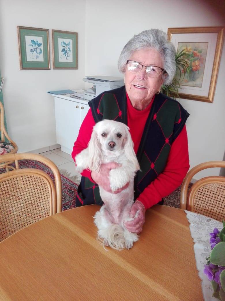 Doreen Saayman (97) met haar hondjie, Mia. Foto: Verskaf