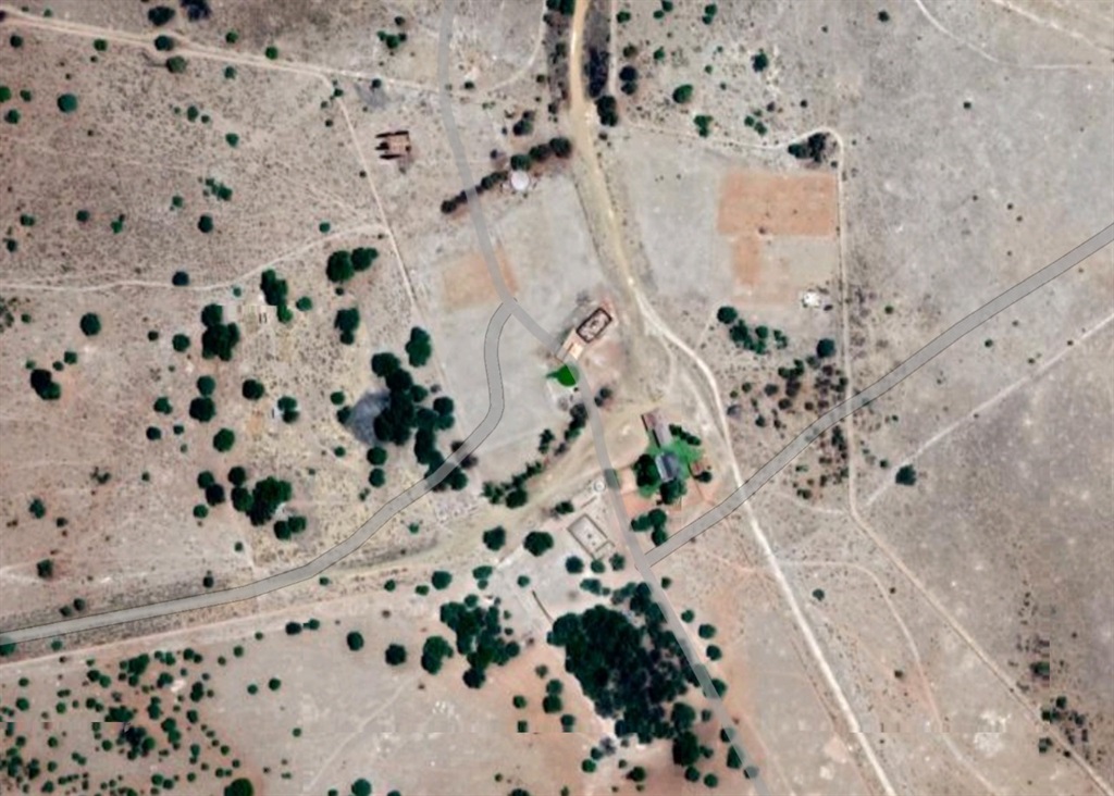 'n Lugfoto van die plaas se opstal waar die egpaar Dinsdagoggend aangeval is.  Foto: Google Maps