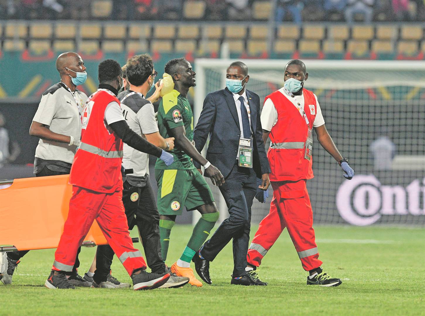 Thulani Ngwenya (in black suit) stopped play during an Afcon game between Senegal and Cape Verde to attend to Sadio Mané’s head injury. Photo: Sydney Mahlangu/BackpagePix