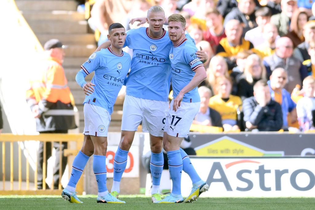 WOLVERHAMPTON, ENGLAND - SEPTEMBER 17: Erling Haaland of Manchester City celebrates with Phil Foden and Kevin De Bruyne after scoring their sides second goal during the Premier League match between Wolverhampton Wanderers and Manchester City at Molineux on September 17, 2022 in Wolverhampton, England. (Photo by Laurence Griffiths/Getty Images)