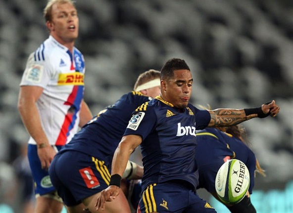 <strong><em>Highlanders scrumhalf Aaron Smith kicks from the base... (Getty Images)</em></strong>