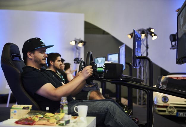 <B>NO REST, GREAT VICTORY</B> Gamers battled exhaustion for 48 hours to complete a record drive in a virtual Ford GT. <I>Image: NewsPress</I>